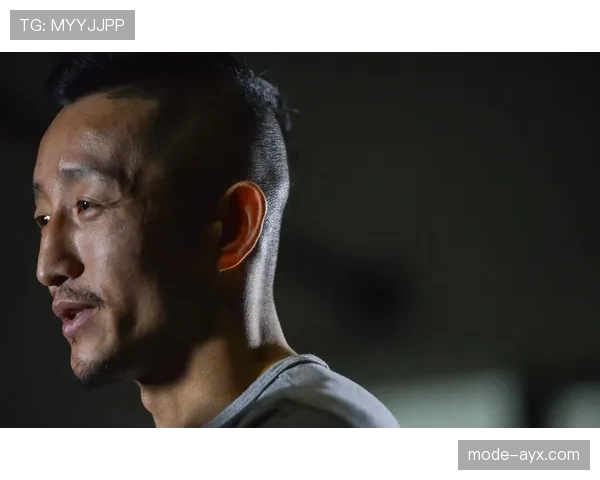 街上撞见邹市明，拎着菜篮子那表情比领奖台上还认真